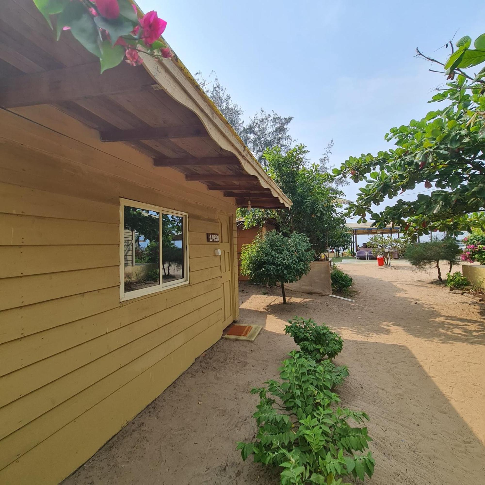 Love Temple Beach Resort Arambol Exterior foto